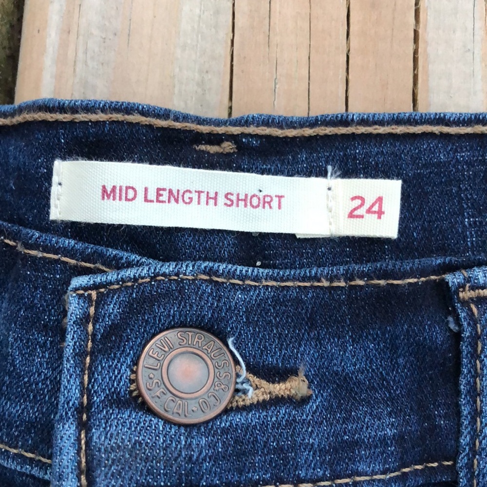 NWOT! - LEVI’S High-Rise MIDI Denim Shorts - Picture 3 of 6